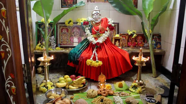 తొలి శుక్రవారం లక్ష్మీ దేవిని ఇలా పూజించండి.. ఏడాదంతా సిరిసంపదల వర్షం!