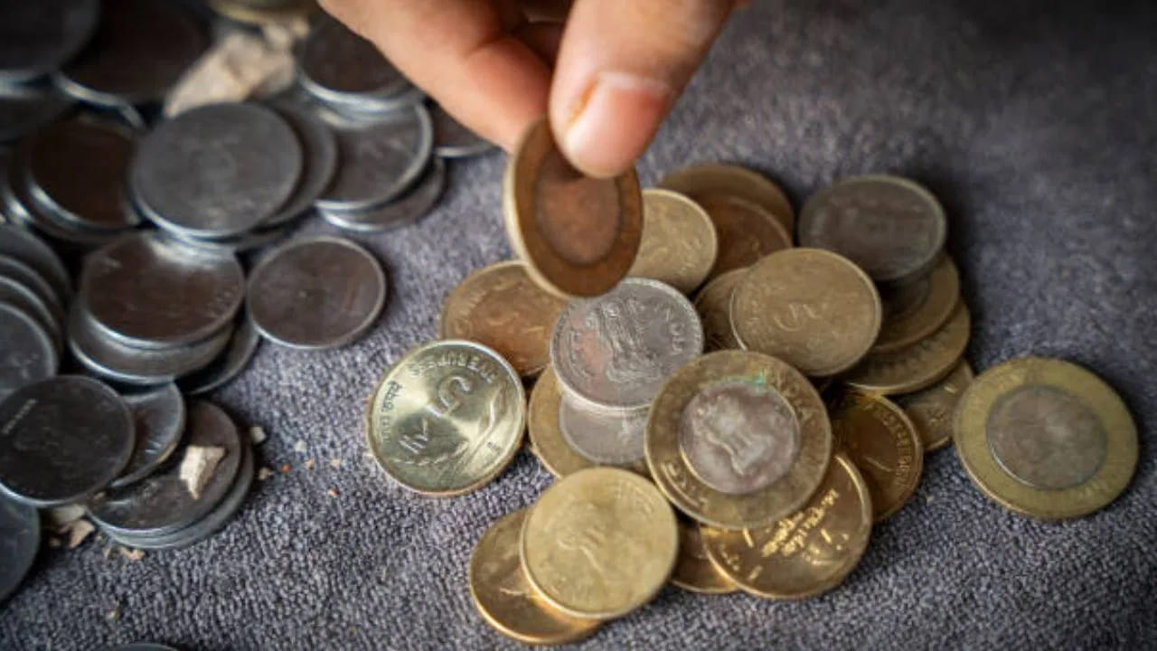 నాణేలు/డబ్బు.. 

సంపదను మనం లక్ష్మీదేవిగా భావిస్తాం. అందుకే డబ్బుకు చాలా గౌరవం ఇస్తాము. డబ్బును చాలా జాగ్రత్తగా చూసుకుంటాం. అయితే, కొన్ని సార్లు మన చేతి నుంచి డబ్బు లేదా నాణేలు జారి పడిపోతాయి. తరచూ అలా జరిగితే మాత్రం ఇంట్లో ఆర్థిక సమస్యలకు దారితీస్తాయని వాస్తు శాస్త్రం చెబుతోంది. ధన నష్టం జరిగే అవకాశం ఉందని తెలుపుతోంది. 
