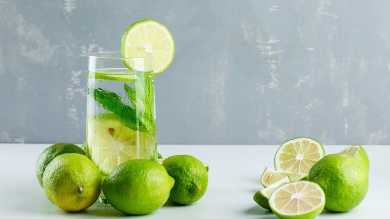 గ్యాస్ట్రిటిస్ సమస్యలు: అయితే కొన్ని ఆరోగ్య సమస్యలు ఉన్నవారికి ఇది అస్సలు మంచిది కాదని వైద్యులు చెబుతున్నారు. అవును వైద్యుల ప్రకరాం.. గ్యాస్ట్రిటిస్, అల్సర్లు, యాసిడ్ రిఫ్లక్స్ వంటి సమస్యలు ఉన్నవారు నిమ్మరసానికి దూరంగా ఉండాలని సూచిస్తున్నారు. ఎందుకంటే ఇందులో సిట్రిక్ యాసిడ్ ఉంటుంది. ఇది వారికి గుండెల్లో మంట, కడుపు నొప్పి, వికారం కలిగిస్తుంది.