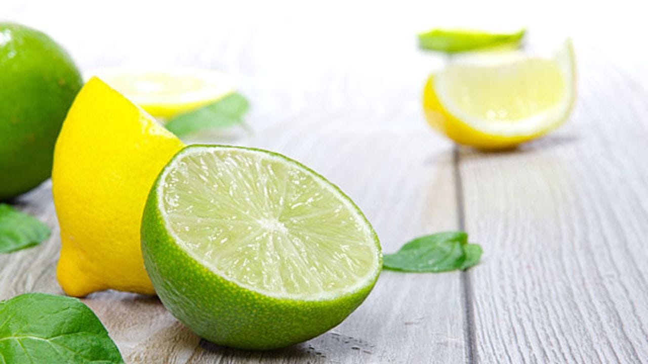 నిమ్మకాయ మన ఆరోగ్యానికి ఎంతో మేలు చేస్తుంది. విటమిన్లు, ఫైబర్, యాంటీఆక్సిడెంట్లు అధికంగా ఉండే ఈ నిమ్మకాయలు ప్రపంచంలోనే అత్యంత ఆరోగ్యకరమైన పండు అని అమెరికాలోని విలియం పాటర్సన్ విశ్వవిద్యాలయ పరిశోధకులు కనుగొన్నారు. ఇందులో ఉండే పోషకాలు రోగనిరోధక శక్తిని పెంచడంతో పాటు, శరీరాన్ని శక్తివంతంగా ఉంచడానికి సహాయపడతాయి.