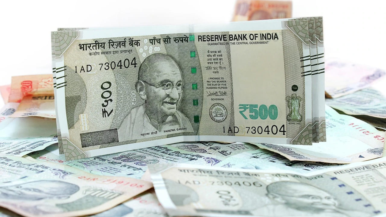  మీరు మీ పిల్లల వయస్సు నుండి ఈ పథకంలో పెట్టుబడి పెట్టడం ప్రారంభించి ప్రతిరోజూ రూ.150 డిపాజిట్ చేస్తే మీకు నెలకు సుమారు రూ.4,500 జమ అవుతుంది. ఒక సంవత్సరం తర్వాత మీ డబ్బు సుమారు రూ.55,000 వరకు పెరుగుతుంది. మీరు ఈ మొత్తాన్ని 25 సంవత్సరాలు పెట్టుబడి పెట్టడం కొనసాగిస్తే, ఈ మొత్తం రూ.1.4 మిలియన్లకు చేరుకుంటుంది. బోనస్‌లు, మెచ్యూరిటీని జోడించిన తర్వాత ఈ మొత్తం సుమారు రూ.1.9 మిలియన్లు అవుతుంది. 