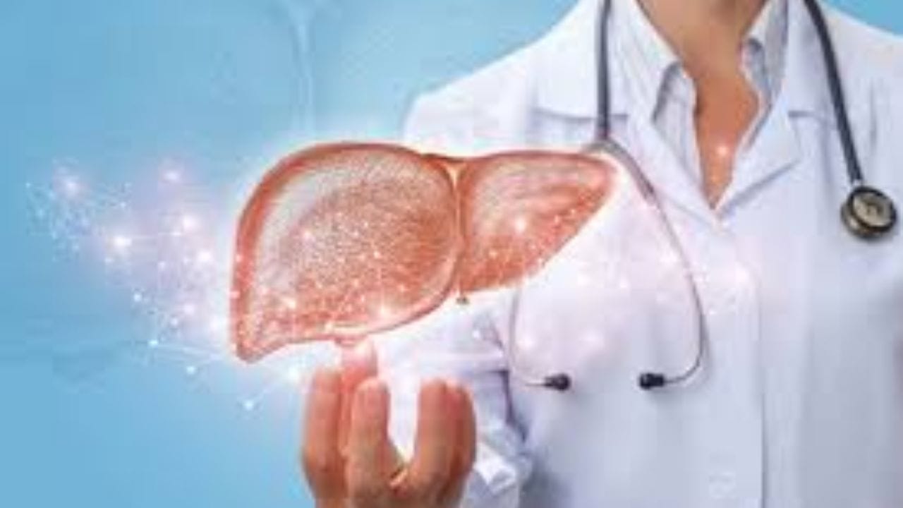 డ్రైఫ్రూట్స్ మన ఆరోగ్యానికి ఎంతగానో దోహదపడుతాయి. అందుకే చాలా మంది ఉదయాన్నే వాటిని తినేందుకు ఇష్టపడుతారు. వీటిలో ఆరోగ్యకరమైన కొవ్వులు, ఫైబర్, యాంటీఆక్సిడెంట్లు, విటమిన్లు, ఖనిజాలు పుష్కలంగా ఉంటాయి. అవి ఆరోగ్యకరమైన కాలేయాన్ని నిర్వహించడానికి, వాపును తగ్గించడానికి, కాలేయంలో కొవ్వు నిల్వలను తగ్గించడానికి సహాయపడతాయి. కాబట్టి ఈ రోజు మనం కొవ్వు కాలేయాన్ని తగ్గించడంలో సహాయపడే కొన్ని డ్రై ఫ్రూట్స్ గురించి తెలుసుకుందాం.