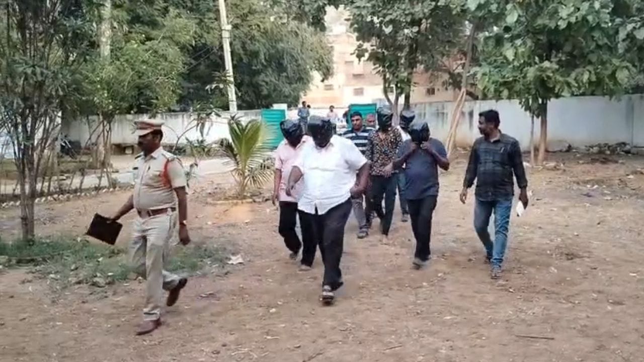 టీ షాప్‌ వద్ద బ్యాగ్‌లతో అనుమానంగా కనిపించిన గ్యాంగ్.. దగ్గరికెళ్లి చెక్‌ చేయగా.. వామ్మో..