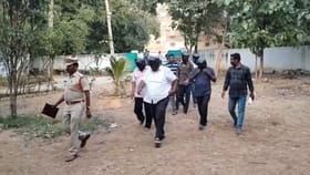 టీ షాప్‌ వద్ద బ్యాగ్‌లతో అనుమానంగా కనిపించిన గ్యాంగ్.. కట్‌చేస్తే