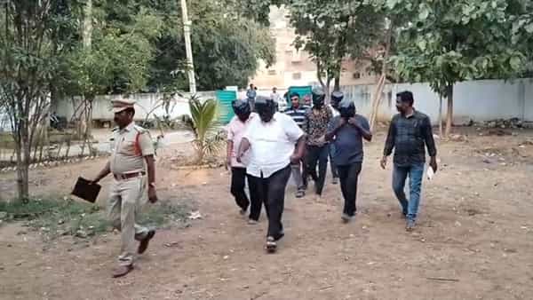 టీ షాప్ వద్ద బ్యాగ్లతో అనుమానంగా కనిపించిన గ్యాంగ్.. దగ్గరికెళ్లి చెక్ చేయగా.. వామ్మో..