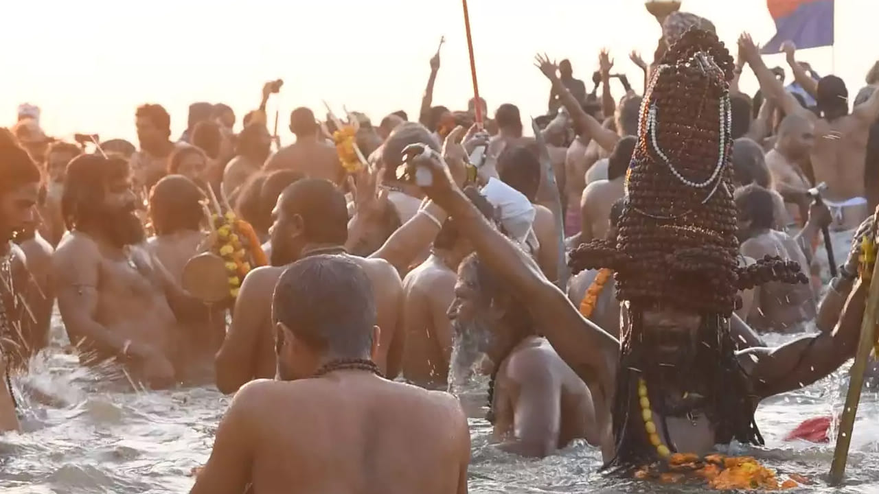 కాగా, మాఘ మేళలో స్నానం చేయాల్సిన శుభప్రదమైన తేదీలు ఏవో ఇప్పుడు చూద్దాం. పూర్ణిమ జవరి, 3. మకర సంక్రాంతి జనవరి 14, మౌని అమావాస్య జనవరి 18, వసంత పంచమి జనవరి 23, మాఘ పూర్ణిమ ఫిబ్రవరి 1, మహా శివరాత్రి ఫిబ్రవరి 15. మరీ ముఖ్యంగా మౌనీ  అమావాస్య రోజున మాఘ మేళలో పాల్గొని, ప్రయోగరాజ్ త్రివేణి సంగమంలో స్నానం చేయడం చాలా మంచిదంట.