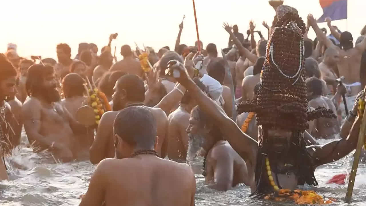 కాగా, మాఘ మేళలో స్నానం చేయాల్సిన శుభప్రదమైన తేదీలు ఏవో ఇప్పుడు చూద్దాం. పూర్ణిమ జవరి, 3. మకర సంక్రాంతి జనవరి 14, మౌని అమావాస్య జనవరి 18, వసంత పంచమి జనవరి 23, మాఘ పూర్ణిమ ఫిబ్రవరి 1, మహా శివరాత్రి ఫిబ్రవరి 15. మరీ ముఖ్యంగా మౌనీ  అమావాస్య రోజున మాఘ మేళలో పాల్గొని, ప్రయోగరాజ్ త్రివేణి సంగమంలో స్నానం చేయడం చాలా మంచిదంట.