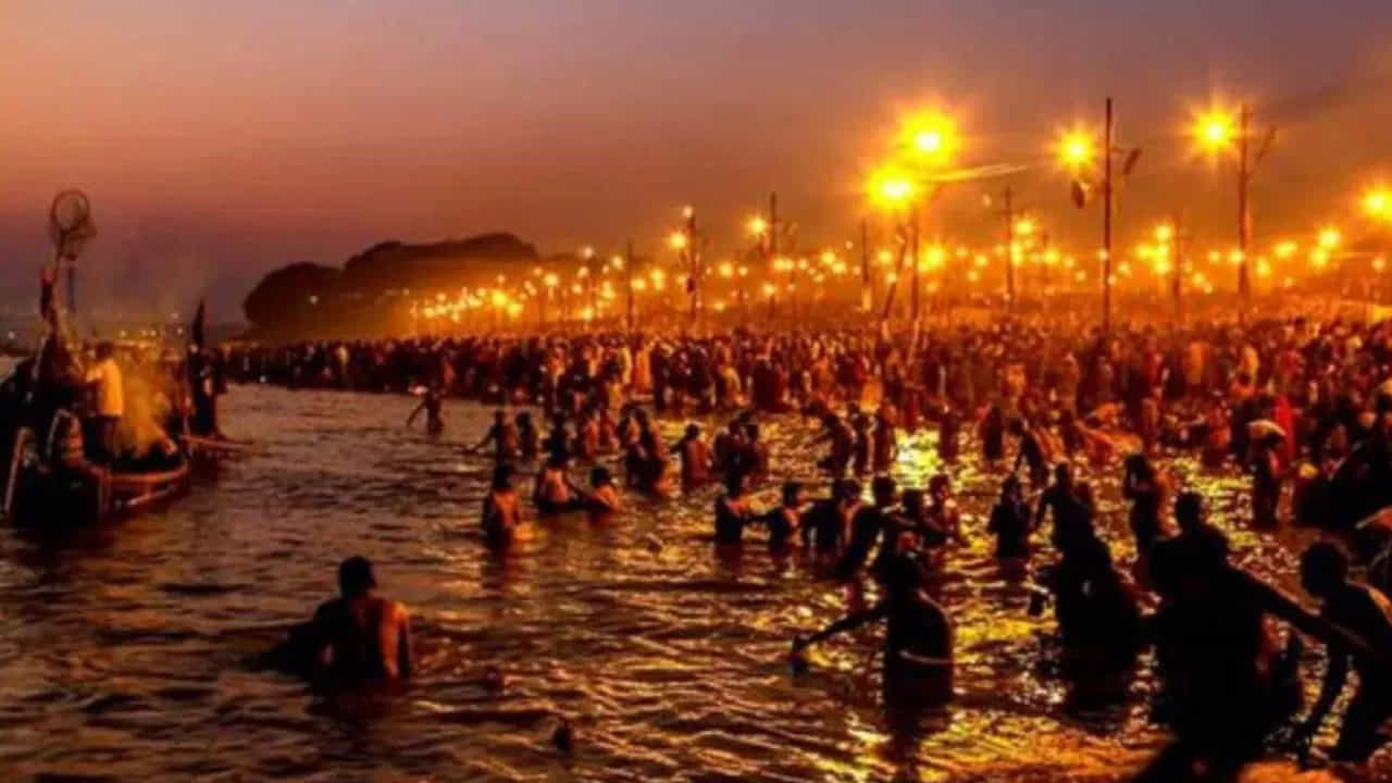 ఇక  హిందూ పురాణాల ప్రకారం, సముద్ర మథనం సమయంలో అమృత బిందువులు నాలుగు ప్రదేశాలలో పడ్డాయి. ఒక హరి ద్వార్, జ్జయని, నాసిక్, ప్రయోగరాజ్.  అందువలన ఈ ప్రదేశాలలో ప్రతి 12 సంవత్సరాలకు ఒకసారి కుంభ మేళ జరుగుతుంది. దీనిని మహా కుంభమేళ అంటారు. ఇక ప్రతి సంవత్సరం మాఘ మాసంలో మాఘ మేళ జరుగుతుంది. ఈ సమయంలో ఇక్కడ స్నానం చేయడం వలన ఆధ్యాత్మిక ప్రయోజనాలు చేకూరతాయని అంటారు. 
