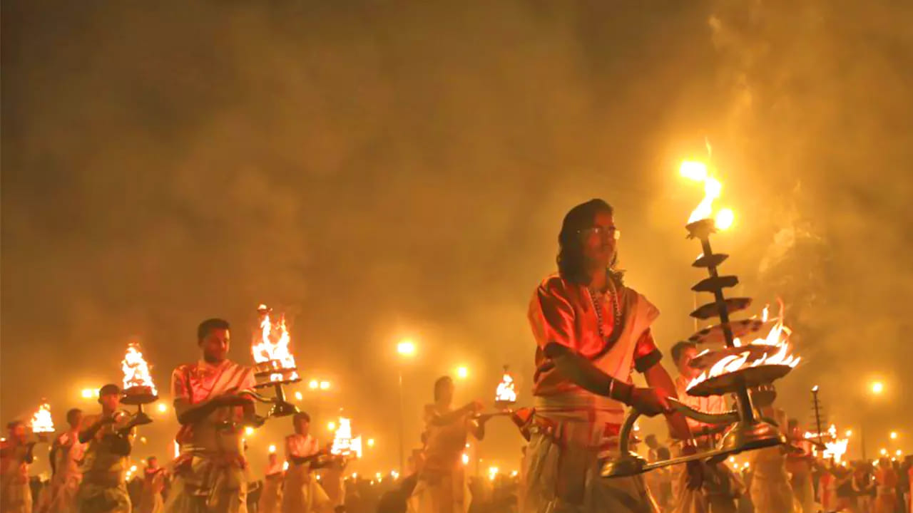 ఇక మాఘ మేళ సమయంలో కొంత మంది భక్తులు కల్పవాలు చేస్తారు. మాఘ మేళాలో ఇది ప్రత్యేకమైన ఆచారం.  దీనిలో భాగంగా కొంత మంది భక్తులు మాఘ మాసం అంతా నది ఒడ్డున, గుడారాలలో నివసిస్తూ,గంగా స్నానం, సాధారణ భోజనం చేస్తూ, ఉపవాసం, ధ్యానం, జపం చేస్తూ కఠినమైన దినచర్యను పాటిస్తారు. దీనిని కల్పవాలు అంటారు. ఇది మకర సంక్రాంతి రోజు ప్రారంభమై, శివరాత్రి వరకు కొనసాగుతుంది.