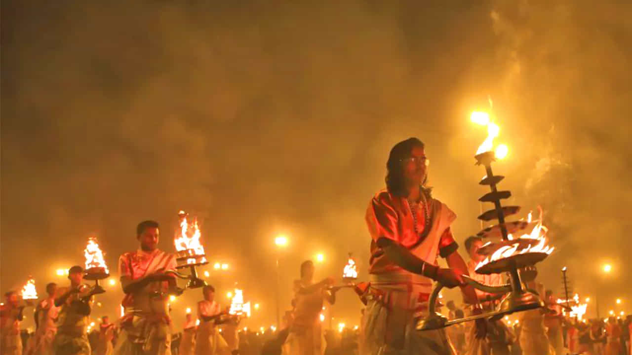 ఇక మాఘ మేళ సమయంలో కొంత మంది భక్తులు కల్పవాలు చేస్తారు. మాఘ మేళాలో ఇది ప్రత్యేకమైన ఆచారం.  దీనిలో భాగంగా కొంత మంది భక్తులు మాఘ మాసం అంతా నది ఒడ్డున, గుడారాలలో నివసిస్తూ,గంగా స్నానం, సాధారణ భోజనం చేస్తూ, ఉపవాసం, ధ్యానం, జపం చేస్తూ కఠినమైన దినచర్యను పాటిస్తారు. దీనిని కల్పవాలు అంటారు. ఇది మకర సంక్రాంతి రోజు ప్రారంభమై, శివరాత్రి వరకు కొనసాగుతుంది.