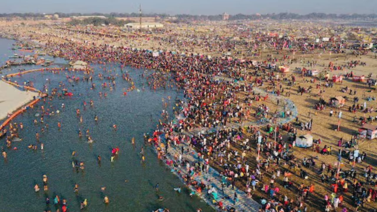 ముఖ్యంగా ఈ కాలంలో ప్రయోగరాజ్‌లో స్నానం చేయడం వలన ఇది పాపాలను శుద్ధి చేసి, ఆధ్యాత్మిక ప్రయోజనాలను అందిస్తుందంట. చెడు దృష్టి నుంచి కాపాడటమే కాకుండా, జనన మరణ చక్రం నుంచి భక్తులను విముక్తి చేస్తుంది. ఇక 2026లో మాఘ మేళ ఎప్పుడు ప్రారంభం అవుతుందంటే? జనవరి 3 ,2026న మాఘ మేళ ప్రారంభమై, ఫిబ్రవరి 15,2026 మహా శివరాత్రి రోజు ముగుస్తుంది. ఈ పండుగ దాదాపు నెల రోజులకు పైగా కొనసాగుతోంది.  ఇక ఈ నెలలో కొన్ని ప్రత్యేకమైన రోజుల్లో ప్రయోగరాజ్‌లో స్నానం చేయడం పవిత్రమైనదిగా భావిస్తారు.