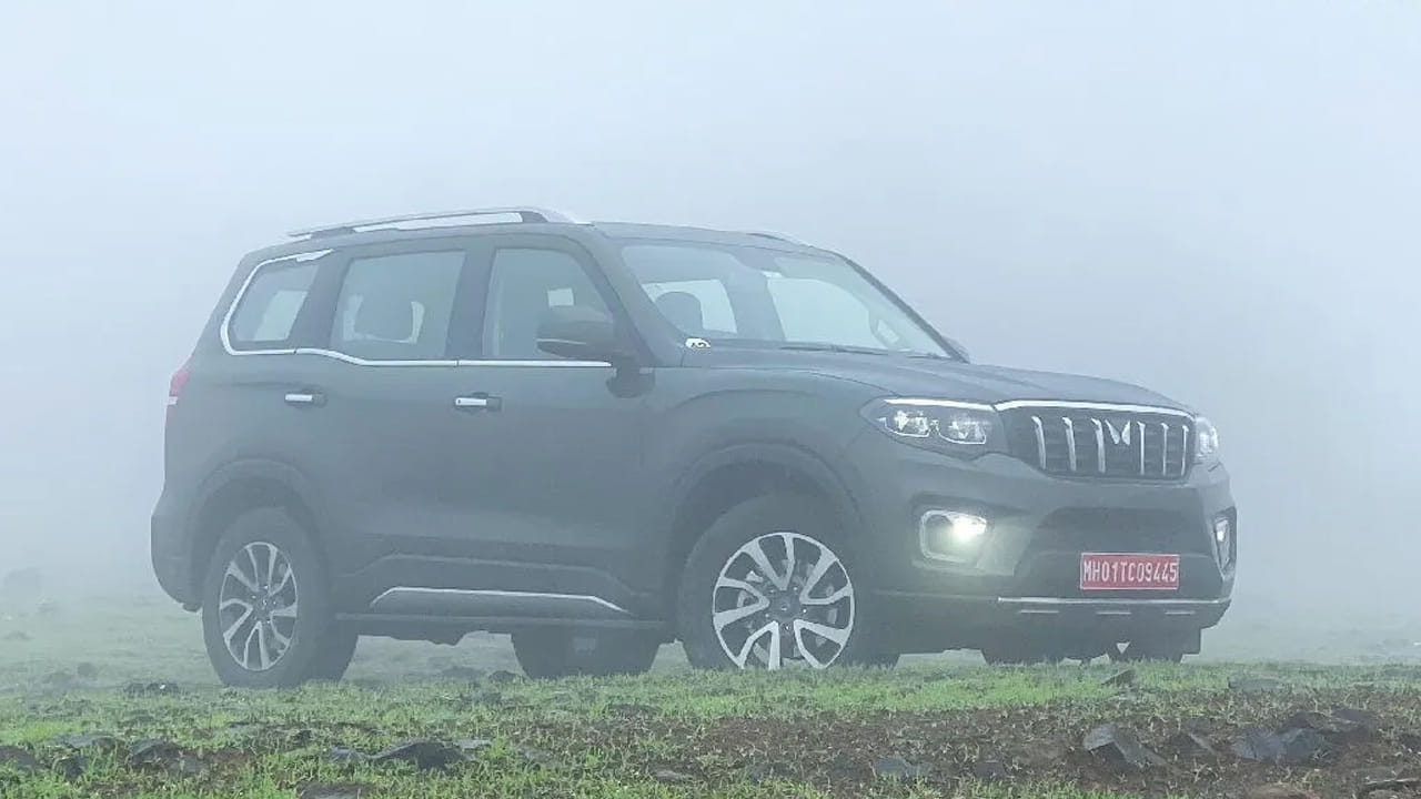 మొత్తంమీద, డిసెంబర్లో భారతీయ కార్ల మార్కెట్కు బలమైన ముగింపు లభించింది. గత సంవత్సరంతో పోలిస్తే అమ్మకాలు 25.8 శాతం పెరిగాయి. పన్ను ప్రోత్సాహకాలు, పండుగ సీజన్ కొనుగోలు, మారుతున్న కస్టమర్ ప్రాధాన్యతలు 2025లో ఎక్కువ భాగం స్థిరమైన అమ్మకాల తర్వాత సంవత్సరాంతపు డిమాండ్ను పెంచాయి. మరి డిసెంబర్ 2025లో అత్యధికంగా అమ్ముడైన టాప్ 5 కార్ బ్రాండ్లను ఏంటో ఇప్పుడు వివరంగా తెలుసుకుందాం..