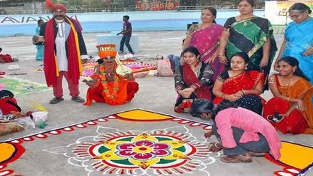 ఇక మకర సంక్రాంతి పండుగను తెలుగు రాష్ట్రాల ప్రజలు చాలా ఘనంగా జరుపుకుంటారు. ఈ రోజున పాడి పశువులకు, పంటపొలాలను పూజిస్తారు. ధాన్యం ఇంటికి వచ్చే సందర్భంగా ఈ పండుగను జరుకుంటారు కాబట్టి, ఈ సమయంలో కొత్త ధాన్యంతో పొంగలి తయారు చేసి, నైవేద్యం పెడతారు.