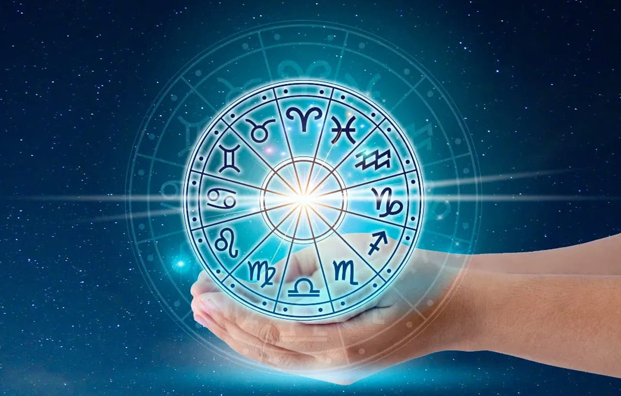 ఫిబ్రవరి నెలలో సూర్య గ్రహం, కుజ గ్రహం కలయిక ఏర్పడ బోతుంది. దీని వలన శక్తి వంతమైన మాంగల్య రాజయోగం ఏర్పడుతుంది. ఇది 12 రాశులపై ప్రభావం చూపుతుంది. దీని వలన కొన్ని రాశుల వారికి ప్రతికూల సమస్యలు ఎదుర అవుతే, మరికొన్ని రాశుల వారికి అదృష్టం తలపుతడుతుంది. కాగా ఈ రాజయోగం వలన ఎవరి దశ తిరగనుందో ఇప్పుడు చూద్దాం.