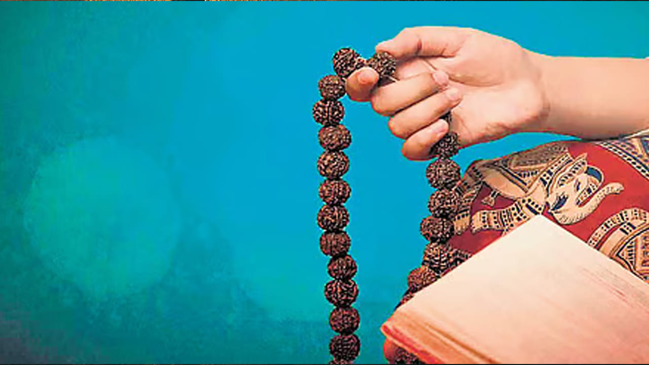 మహా మృత్యుంజయ మత్రం : మహా మృత్యుంజయ మంత్రాన్ని జపించడం చాలా మంచిది. ఎవరు అయితే తరచుగా శారీరక,అనారోగ్యం లేదా భావోద్వేగ ఒత్తిడి, వంటి సమస్యలతో బాధపడుతున్నారో వారు, మృత్యుంజయ మంత్రాన్ని జపించడం చాలా మంచిది. ఇది శివుడితో సంబంధం కలిగి ఉంటుంది. అలాగే ఈ మంత్రం శివుడితో సంబంధం కలిగి ఉండటం, అంతర్గత స్థిరత్వానికి మద్దతిస్తుందని అంటారు. అందువలన కొత్త సంవత్సరం ప్రారంభం కాగానే, గత సంవత్సరం దీర్ఘకాలిక సమస్యలు, మానసిక అలసట, దీర్ఘకాలిక ఒత్తిడి నుంచి బయటపడాలి అంటే, 2026 సంవత్సరం మొదటి రోజు ఈ మంత్రాన్ని జపించాలంట.