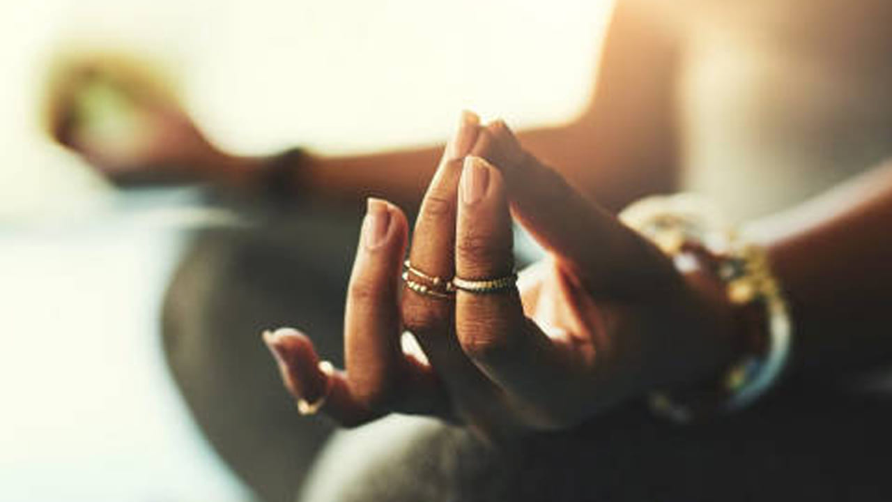 కనకధార మంత్రం : కొత్త సంవత్సరం అంటే, సంవత్సరమే మారుతుంది తప్ప, మన ఆర్థిక సమస్యలు అలాగే ఉంటాయి. అయితే కనకధార మంత్రం అనేది లక్ష్మీదేవికి సంబంధించినది. అందువలన 2026లొ మీ ఆర్థిక సమస్యలు తొలిగిపోయి, ఇంటిలో సంపద పెరగాలి అంటే తప్పకుండా కనకధార మంత్రం జపించాలంట.  దీని వలన ఆర్థికంగా కలిసి వస్తుంది. అప్పుల బాధలు తొలిగిపోతాయి.