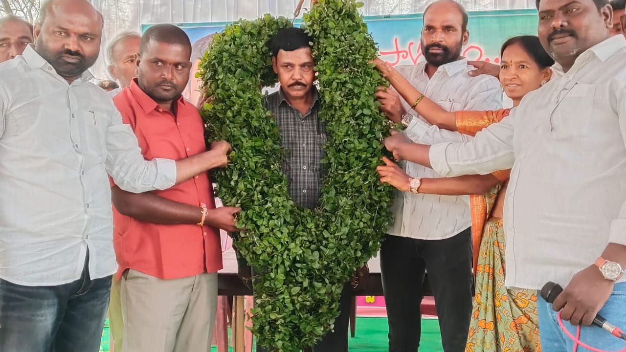 రెడ్ కార్పరేట్ తో మాజీ మావోయిస్టు నేత కీ ఘన స్వాగతం.. పువ్వులు చల్లిన స్థానికులు