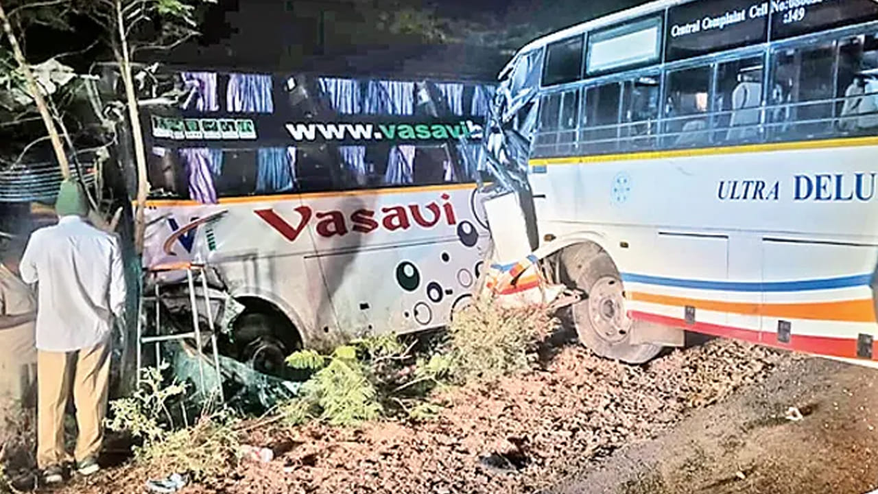 అర్ధరాత్రి వేళ ట్రావెల్స్ బస్సు బీభత్సం.. డ్రైవర్ పొట్టలోకి దిగిన వెదురు బొంగులు!