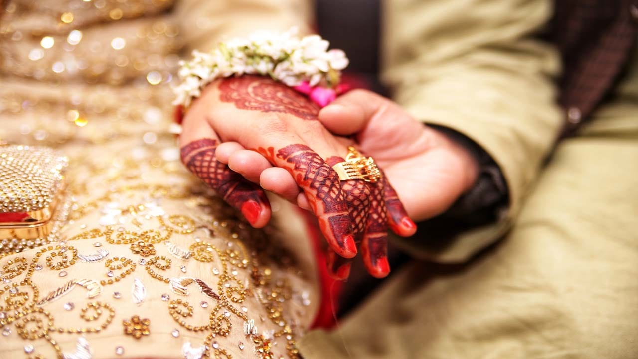 నెల క్రితమే వివాహం.. అత్తవారింట్లో రక్తపు మడగులో పడి ఉన్న కొత్త అల్లుడు..!