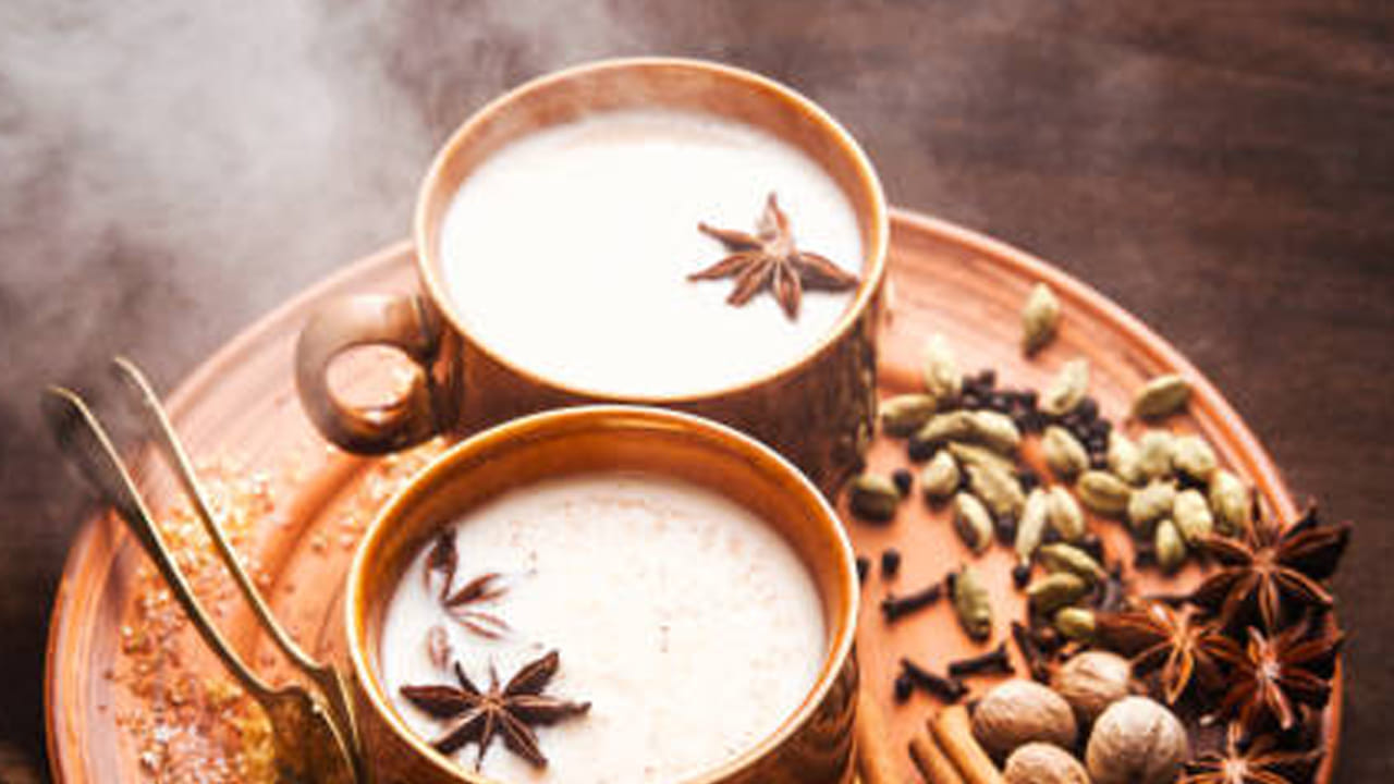 తలనొప్పి, గొంతు నొప్పి, జలుబు, దగ్గు సమస్యలతో బాధపడే వారికి ఇది ఓ దివ్యౌషధం అని చెప్పాలి.  కాగా ఆరోగ్యాన్ని ఇచ్చే ఈ మసాలా టీ ఇంట్లోనే ఎలా ప్రిపేర్ చేయాలి? టేస్టీగా ఉండాలంటే ఏం చేయాలి అనే విషయాల గురించి ఇప్పుడు తెలుసుకుందాం.