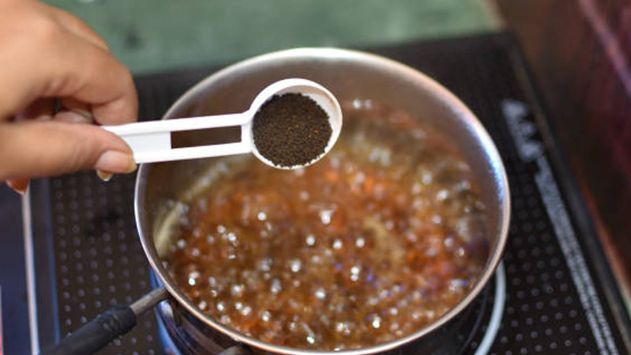 తయారీ విధానంలోకి వెళితే : ముందుగా స్టవ్ ఆన్ చేయాలి. తర్వాత దాని మీద టీ రెడీ చేసుకొని గిన్నె పెట్టాలి. అందులో రెండు టీ స్పూన్ల  నీళ్లు పోసుకోవాలి. ఆ తర్వాత  అందులో రెండు టీ స్పూన్ల చక్కెర, టీ పౌడర్ వేసి మరో రెండు నిమిషాలు మరగ బెట్టాలి.