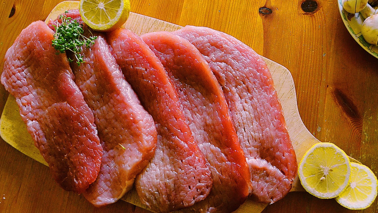 
ముఖ్యంగా, ప్రాసెస్ చేసిన ఏ నాన్ వెజ్ ఐటెమ్ ను అయినా ఎక్కువగా  తీసుకోకూడదని చెబుతున్నారు. ఎందుకంటే, దీనిలో సోడియం, నైట్రేట్ల వంటివి వాడుతారు. కాబట్టి, దీనిని తినడం వలన ర‌క్త‌పోటు బాగా పెరుగుతుంది. 
