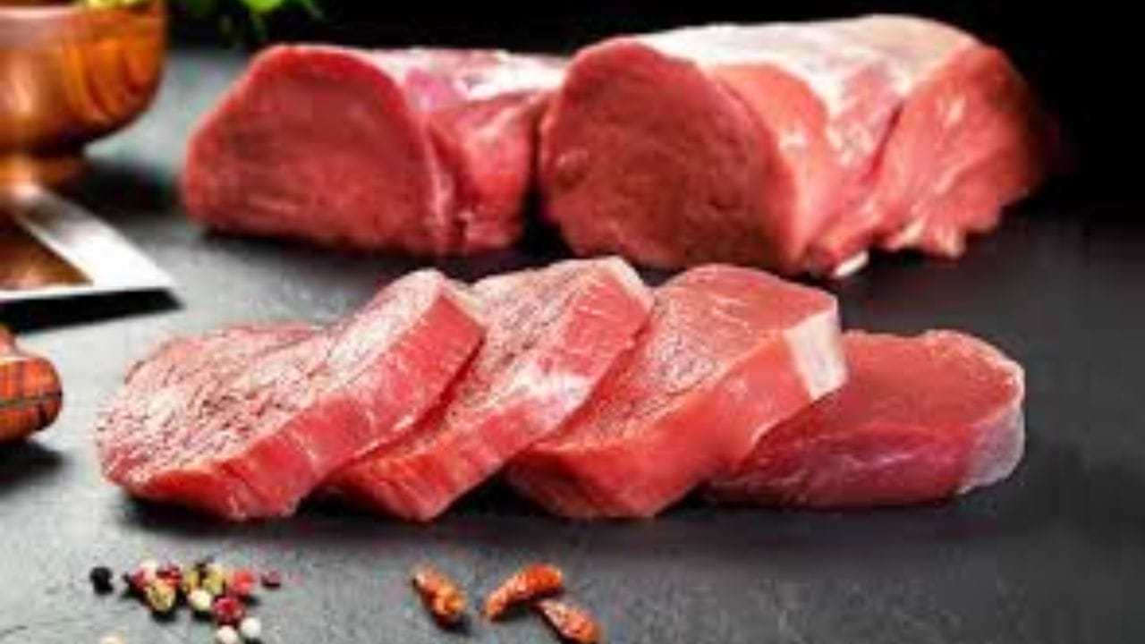 మాంసం:  గుడ్లను మాంసంతో పాటు తినకూడదు. గుడ్లు, మాంసం రెండూ ప్రోటీన్, కొవ్వుతో సమృద్ధిగా ఉంటాయి. ఈ రెండింటికి కలిపి తినడం వల్ల ఆహారం త్వరగా జీర్ణం కాదు. దీని వల్ల జీర్ణక్రియ మందగిస్తుంది. మెరుగైన జీర్ణక్రియ కోసం, ఎర్ర మాంసం లేదా ప్రాసెస్ చేసిన మాంసం కాకుండా కూరగాయలు, తృణధాన్యాలు లేదా తేలికపాటి పండ్లతో గుడ్లు తీసుకోండి