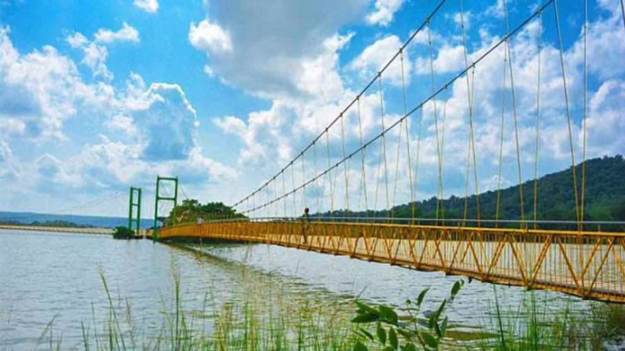 లక్నవరం సరస్సు : మేడారానికి అతిదగ్గరిలో ఉన్న అద్భుతమైన పర్యాటక ప్రాంతం లక్నవరం సరస్సు. చుట్టూ కొండలు, చెట్ల మధ్య ఉండే అందమైన సరస్సు, చుట్టూ ఉన్న చిన్న చిన్న ద్వీపాలు పర్యాటకులను ఎంతగానో ఆకట్టుకుంటాయి. మేడారం వెళ్లేవారు తప్పకుండా ఈ ప్రదేశం చూసి తీరాల్సిందే అంటున్నారు, ప్రకృతి ప్రేమికులు.