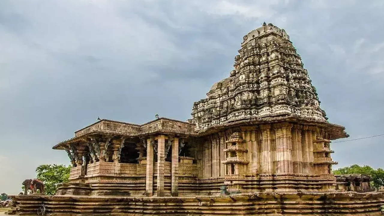 రామప్ప ఆలయం : కాకతీయుల అద్భుత నిర్మాణానికి నిదర్శనం రామప్ప ఆలయం. ఈ ఆలయం సౌందర్యం గురించి ఎంత చెప్పుకున్నా తక్కువే. యునెస్కో గుర్తింపు పొందిన ఈ ఆలయం మేడారం జాతరకు చాలా దగ్గరిలో ఉంటుంది. అందువలన వన దేవతలను దర్శించుకునేవారు తప్పకుండా ఈ ప్రదేశాలు చుట్టి రావాలి. 