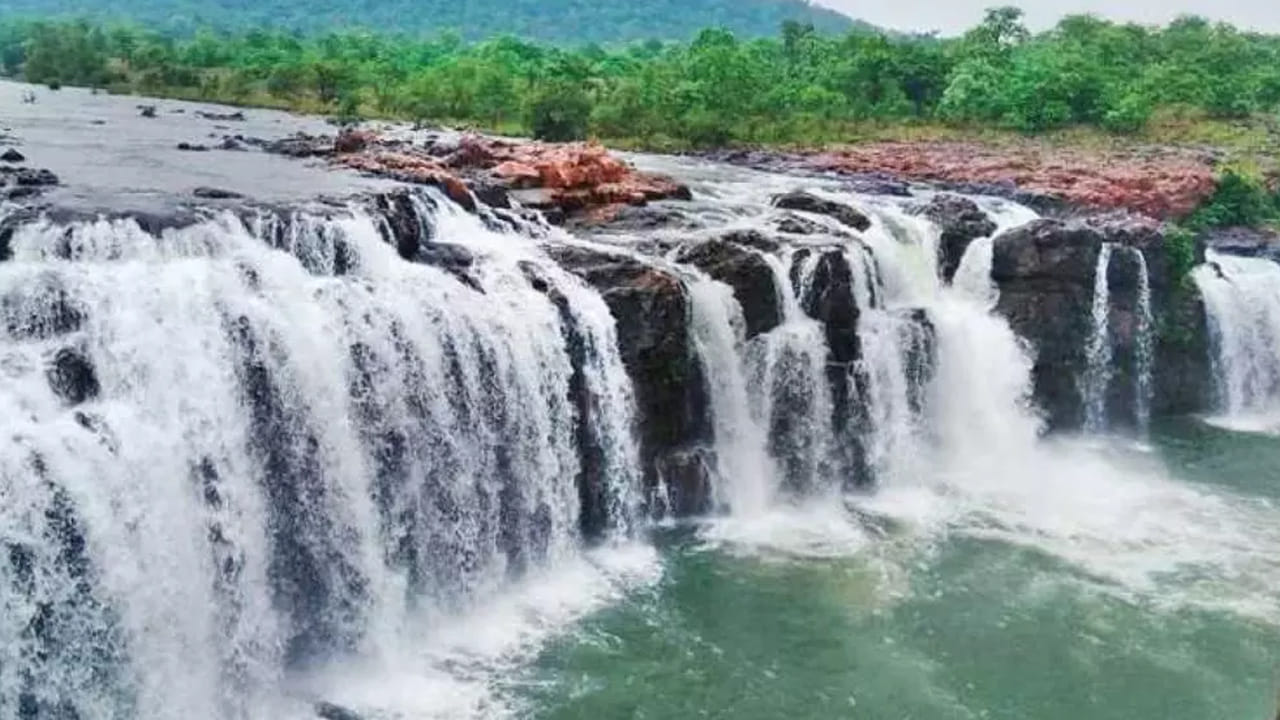 బోగత జలపాతం : ములుగు జిల్లాలో ఉన్న అందమైన జలపాతం బోగత జలపాతం. ఇది పర్యాటకులను ఎంతగానో ఆకట్టుకుంటుంది. అంతే కాకుండా చుట్టూ చెట్లు, కొండలు, పచ్చటి ప్రకృతి మధ్య ఆనందంగా ఎంజాయ్ చేయాలి అనుకునే వారికి ఇది అందమైన ప్రదేశం అని చెప్పాలి.