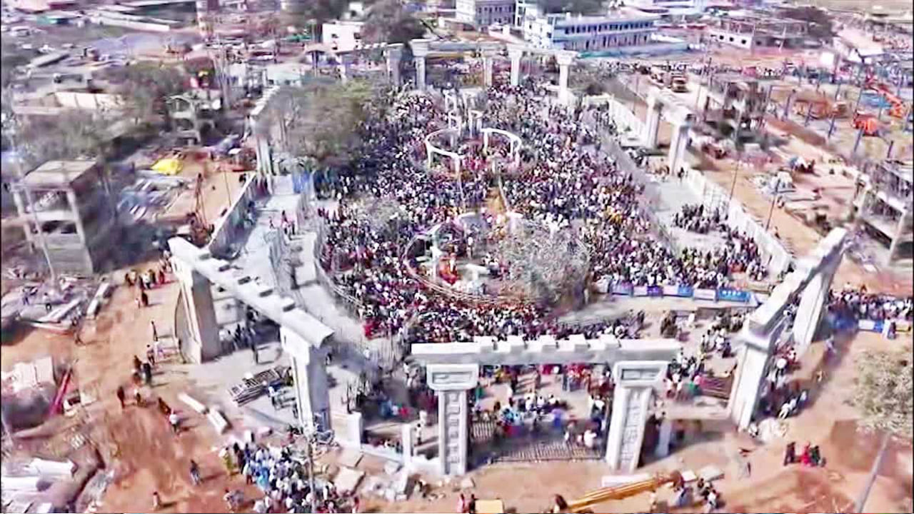 మహిళలతో పాటు ట్రాన్స్‌జెండర్లు, బాలికలు జాతర ప్రత్యేక బస్సుల్లో ఉచిత బస్సు ప్రయాణ సౌకర్యాన్ని ఉపయోగించుకోవచ్చని టీజీఎస్‌ఆర్టీసీ వెల్లడించింది. ఇప్పటికే ప్రత్యేక బస్సుల ఛార్జీల వివరాలను అధికారులు రిలీజ్ చేశారు. హైదరాబాద్ నుంచి మేడారంకు వెళ్లే ప్రత్యేక ఎక్స్‌ప్రెస్ బస్సుల్లో రూ.600, సెమీ డీలక్స్ బస్సుల్లో రూ.650గా నిర్ణయించారు.
