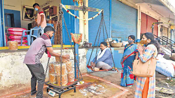 Medaram Jathara: మేడారం భక్తులకు బ్యాడ్న్యూస్.. బెల్లం ధరలు ఒకేసారి పెంపు.. కేజీ ఎంతంటే..?