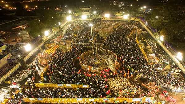 మేడారంలో క్రౌడ్ బరస్ట్.. వనం నుంచి జనంలోకి సమ్మక్క.. AK 47 తూటాలతో ఘన స్వాగతం..!