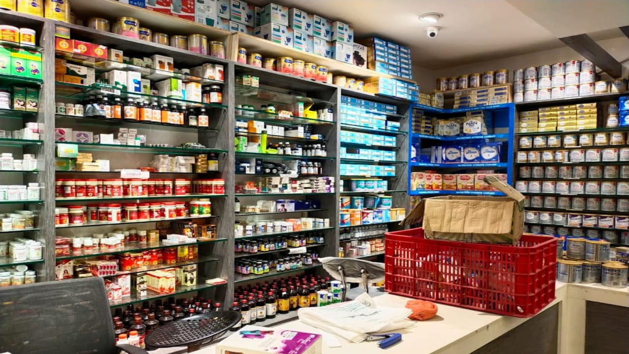 ఏదైనా అనారోగ్యానికి గురైతే వెంటనే మనకు గుర్తొచ్చేది మెడికల్ షాప్. వెంటనే అక్కడికి వెళ్లి మన రోగానికి సంబంధించిన ట్యాబ్లెట్ తీసుకుంటాము. ప్రతీఒక్కరూ ఒక్కరైనా మెడికల్ షాపుకు వెళ్లి ఉంటారు. దీంతో ఏదైనా బిజినెస్ పెట్టాలనుకునేవారికి మెడికల్ షాపు అనేది చాలా ఆదాయం తెచ్చిపెట్టే వ్యాపారం. ప్రస్తుతం బాగా డిమాండ్ ఉన్న బిజినెస్ ఇదే.