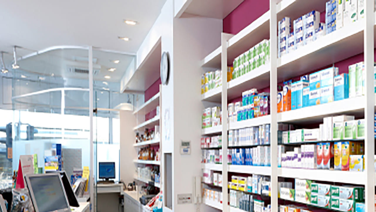 మెడిసిన్స్ అనేవి ప్రతీఒక్కరికీ అవసరం గనుక ఈ బిజినెస్ మంచి ఆదాయాన్ని తెచ్చి పెడుతోంది. విధివీధిలో ఎక్కడికక్కడ మెడికల్ షాప్స్ వెలుస్తున్నాయి. మెడికల్ షాప్ పెట్టాలంటే లైసెన్స్ కలిగి ఉండాలి. అలాగే కొన్ని విద్యార్హతలు కూడా పూర్తి చేసి ఉండాలి. ఇవి లేకుండా మెడికల్ షాప్ పెడితే క్లోజ్ చేస్తారు.
