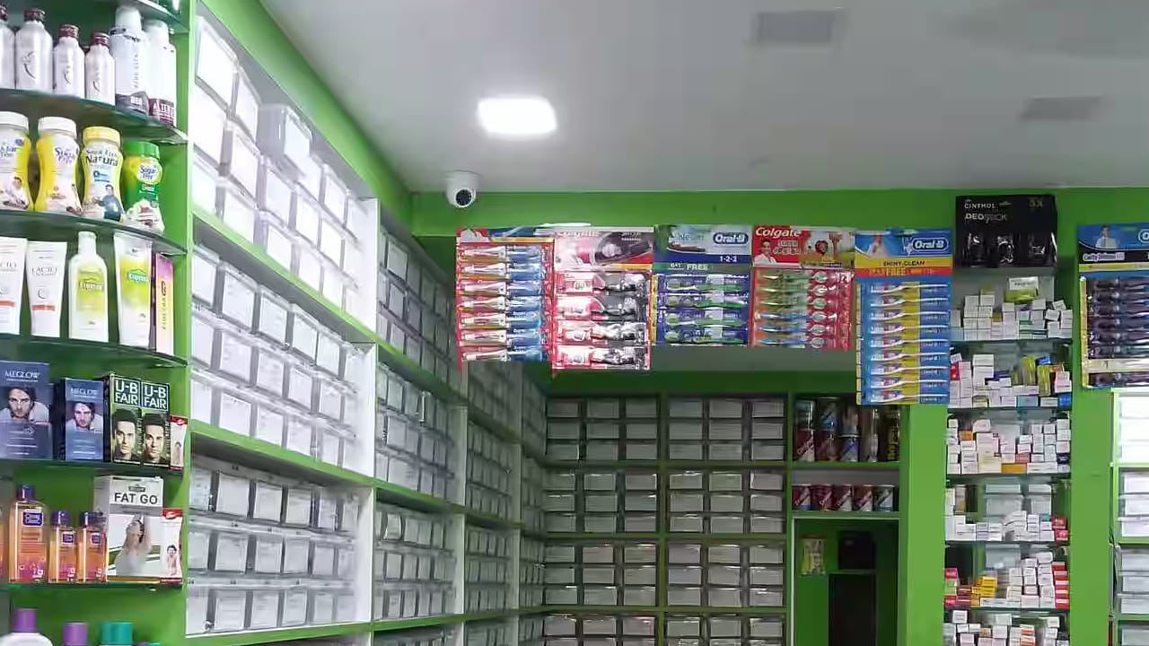 అలాగే మీరు పెట్టాలనుకునే స్టోర్ అడ్రస్, అద్దె వంటి వివరాలు అందించాలి. లైసెన్స్ వచ్చిన తర్వాతనే మెడికల్ షాప్ ఏర్పాటు చేసుకోవాలి. డ్రగ్ ఇన్‌స్పెక్టర్ ఆడిట్, వెరిఫికేషన్ తర్వాత మెడికల్ షాపుకు అనుమతి వస్తుంది. ఈ పర్మిషన్స్ లేకపోతే మెడికల్ షాప్ రద్దు చేస్తారు.