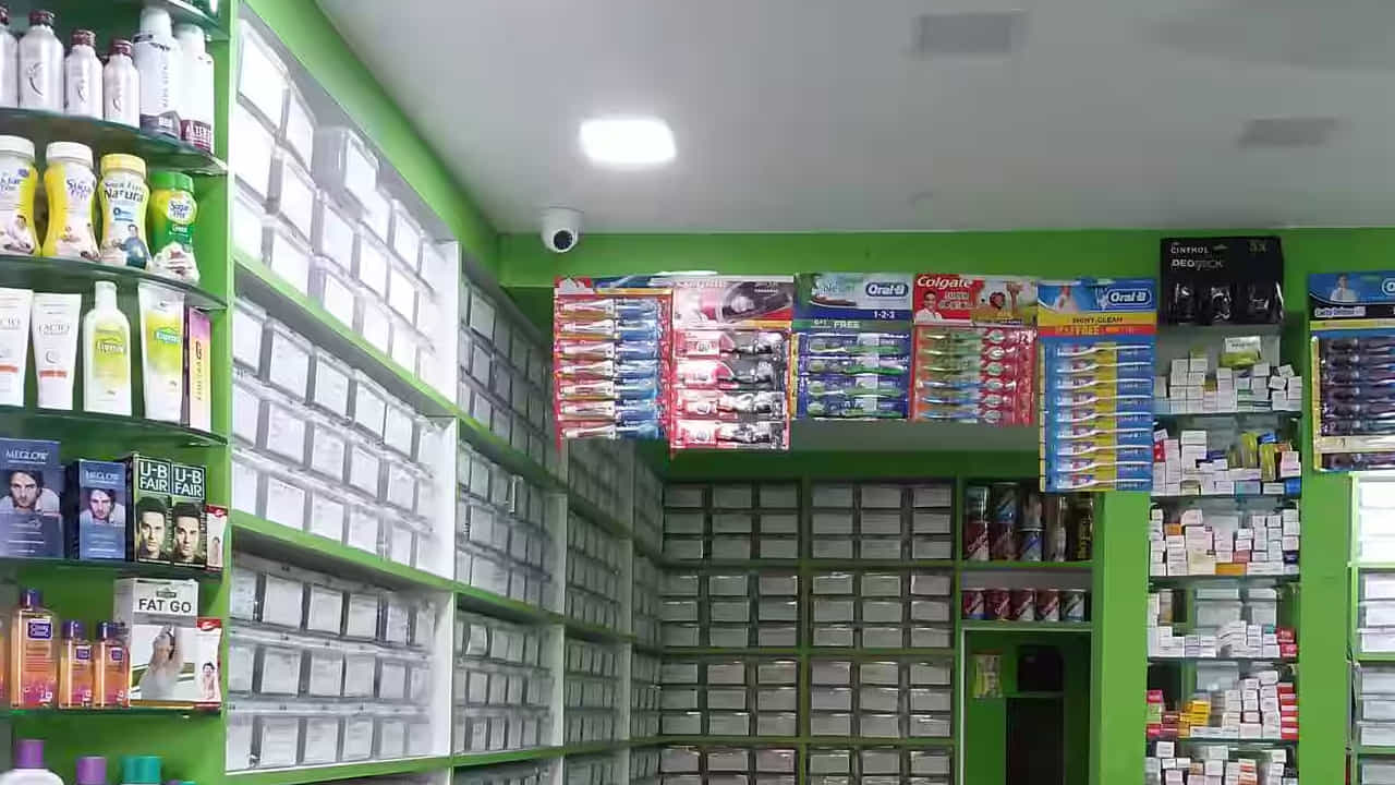 అలాగే మీరు పెట్టాలనుకునే స్టోర్ అడ్రస్, అద్దె వంటి వివరాలు అందించాలి. లైసెన్స్ వచ్చిన తర్వాతనే మెడికల్ షాప్ ఏర్పాటు చేసుకోవాలి. డ్రగ్ ఇన్‌స్పెక్టర్ ఆడిట్, వెరిఫికేషన్ తర్వాత మెడికల్ షాపుకు అనుమతి వస్తుంది. ఈ పర్మిషన్స్ లేకపోతే మెడికల్ షాప్ రద్దు చేస్తారు.