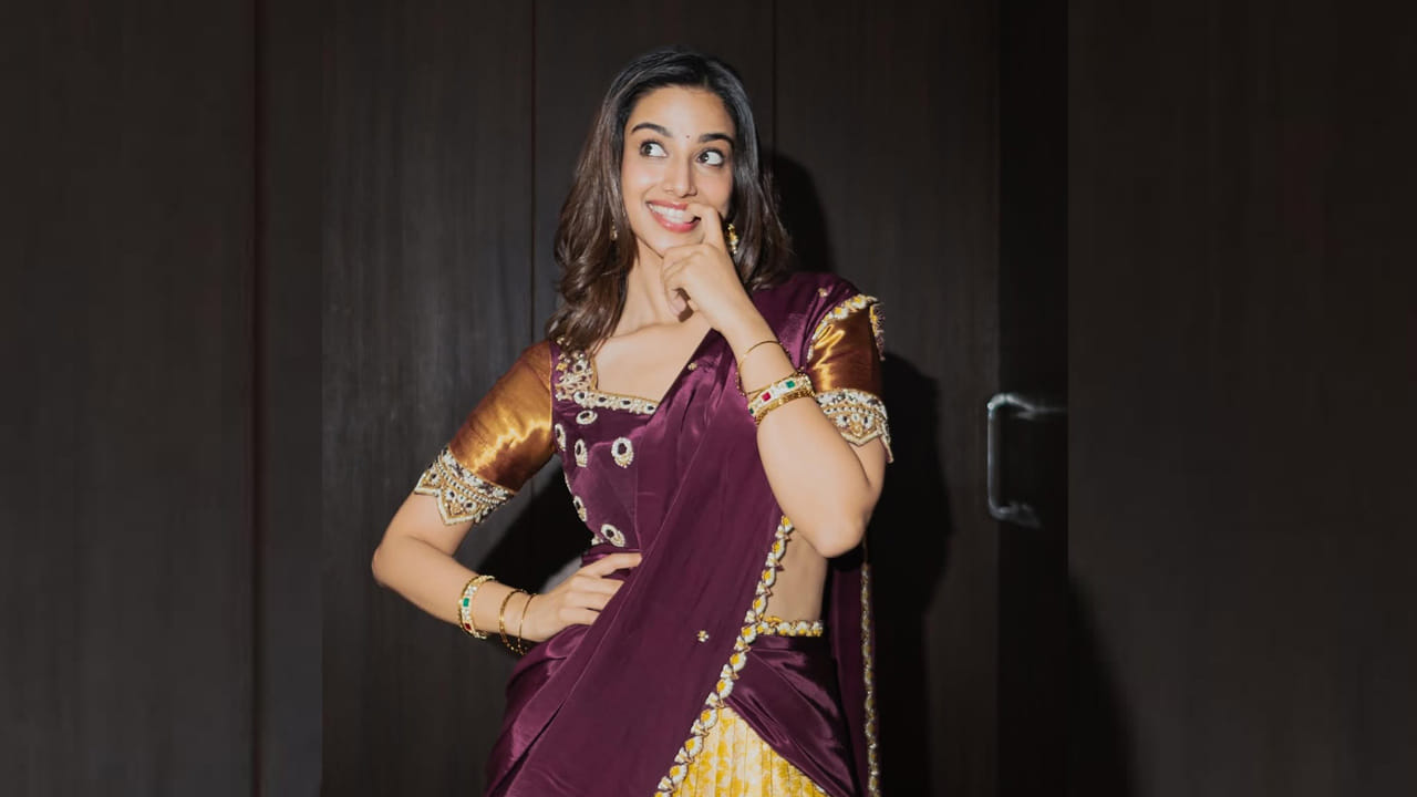 అందాల చిన్నది మీనాక్షి చౌదరి గురించి ఎంత చెప్పినా తక్కువే. అందం, అభినయం ఈ ముద్దుగుమ్మ సొంతం. ఈ బ్యూటీ ఇచ్చట వాహనాలు నిలపరాదు అనే సినిమా ద్వారా తెలుగు చిత్ర పరిశ్రమలోకి ఎంట్రీ ఇచ్చి, మొదటి సినిమాతోనే మంచి ఫేమ్ సంపాదించుకుంది.