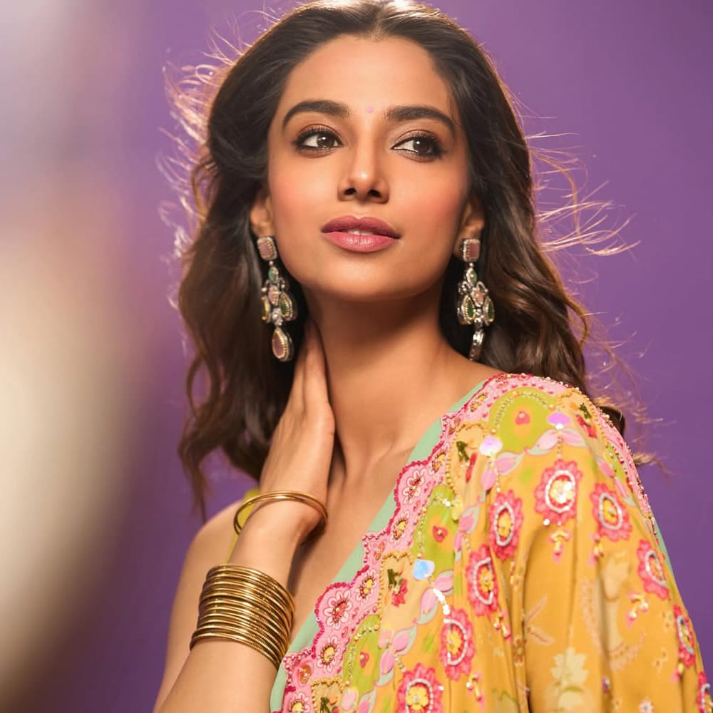 మీనాక్షి చౌదరి గురించి ప్రత్యేకంగా పరిచయం అక్కర్లేదు. టాలీవుడ్ ఇండస్ట్రీలో తక్కువ సమయంలోనే తనకంటూ ప్రత్యేక గుర్తింపు సంపాదించుకున్న హీరోయిన్లలో ఆమె ఒకరు. అందం, అభినయంతోపాటు గ్లామర్ రూల్స్, ప్రాధాన్యత ఉన్న చిత్రాలను ఎంచుకుంటూ  మరింత ఫాలోయింగ్ పెంచుకుంది ఈ ముద్దుగుమ్మ. 