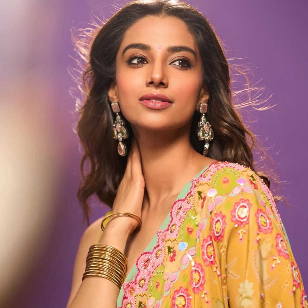 మీనాక్షి చౌదరి గురించి ప్రత్యేకంగా పరిచయం అక్కర్లేదు. టాలీవుడ్ ఇండస్ట్రీలో తక్కువ సమయంలోనే తనకంటూ ప్రత్యేక గుర్తింపు సంపాదించుకున్న హీరోయిన్లలో ఆమె ఒకరు. అందం, అభినయంతోపాటు గ్లామర్ రూల్స్, ప్రాధాన్యత ఉన్న చిత్రాలను ఎంచుకుంటూ  మరింత ఫాలోయింగ్ పెంచుకుంది ఈ ముద్దుగుమ్మ. 