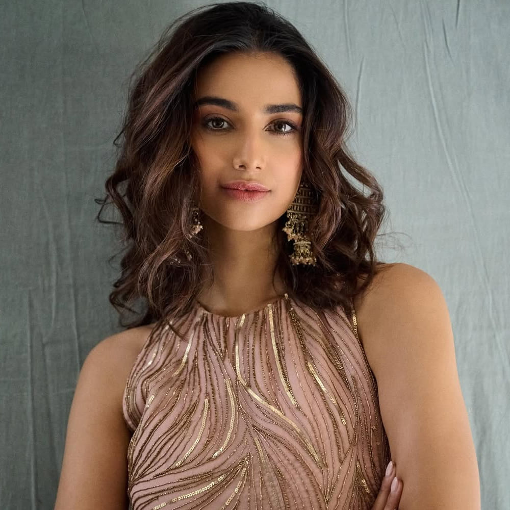 అలాంటి కామెంట్స్ తాను ఎక్కడా చేయలేదని.. కథ, పాత్రకు మాత్రమే తాను ప్రాధాన్యమిస్తానని.. కథ బాగుంటే ఎలాంటి పాత్రలోనైనా చేస్తానని అన్నారు. అలాగే తాను ఓ హీరోతో ప్రేమలో ఉన్నానని.. పెళ్లి చేసుకుంటానని వార్తలు వచ్చాయని అన్నారు.