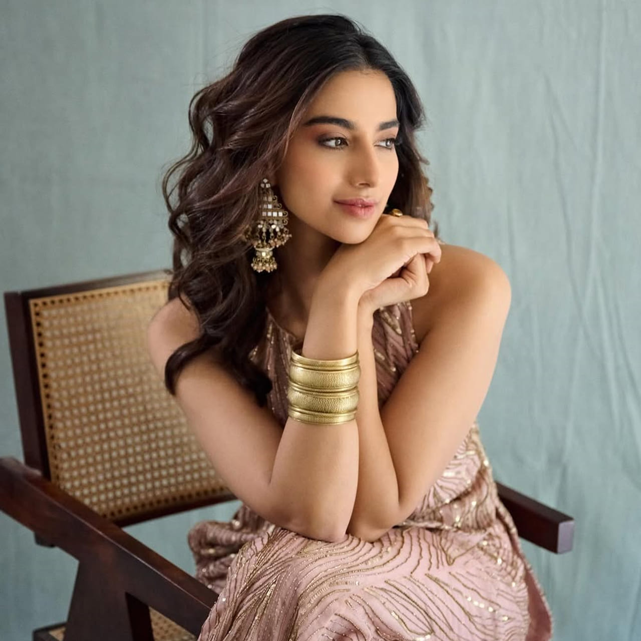 తెలుగు సినీప్రియులకు ప్రత్యేకంగా పరిచయం అక్కర్లేని పేరు మీనాక్షి చౌదరి. ఇప్పుడు టాలీవుడ్ ఇండస్ట్రీలో మోస్ట్ డిమాండ్ హీరోయిన్లలో ఆమె ఒకరు. గతేడాది సంక్రాంతి పండక్కి వెంకీతో కలిసి బ్లాక్ బస్టర్ హిట్ అందుకున్న ఈ అమ్మడు ఈసారి పండక్కి మరోసారి సందడి చేయనుంది.