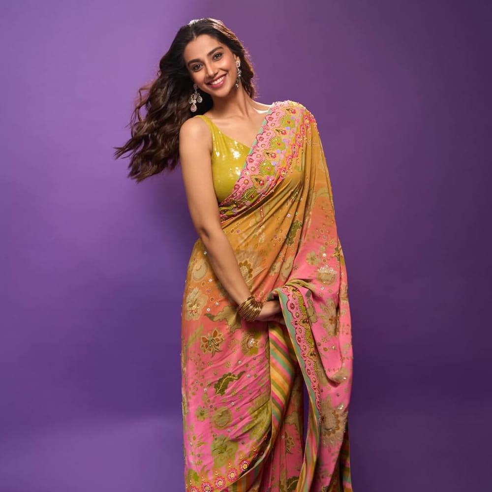 గుంటూరు కారం, లక్కీ భాస్కర్, సంక్రాంతికి వస్తున్నాం వంటి చిత్రాలతో భారీ విజయాలను అందుకుంది. సంక్రాంతికి వస్తున్నాం సినిమాతో ఆమె క్రేజ్ నెక్ట్స్ లెవల్ కు వెళ్లింది. ఇప్పుడు ఆమె తెలుగులో చేతినిండా సినిమాలతో ఫుల్ బిజీగా ఉంది. ఇప్పుడు అనగనగా ఒక రాజు సినిమాతో అలరించనుంది. 