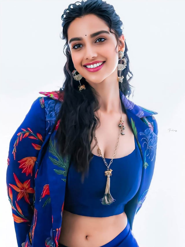 ఆచితూచి అడుగులేస్తున్న మీనాక్షి.. ఈ సంక్రాంతి కూడా మనదే అంటుందిగా..!