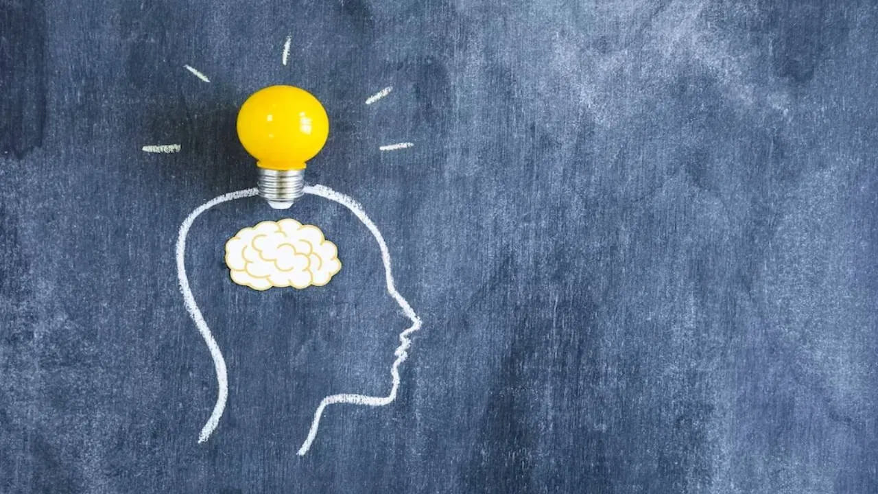 
ఒకే అంశంపై కాకుండా..

మీరు చదువుతున్నప్పుడు చాలా సమయంపాటు ఒకే సబ్జెక్టు కాకుండా వివిధ టాపిక్స్‌కు సమయం కేటాయించి చదవడం వల్ల మీ బ్రెయిన్ తొందరగా వాటిని గ్రహిస్తుంది. అంతేగాక, వాటిని సవాలుగా తీసుకుని  సమర్థవంతంగా గుర్తుంచుకుంటుంది. ఇది ప్రాబ్లమ్ సాల్వింగ్ స్కిల్స్‌ను కూడా పెంచుతుంది. 
