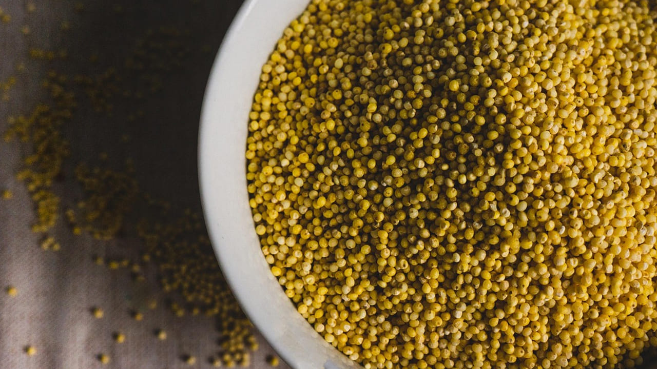 పెద్దప్రేగు క్యాన్సర్:  మిల్లెట్‌లో ఉండే అధిక ఫైబర్ కంటెంట్ జీర్ణ ఆరోగ్యాన్ని ప్రోత్సహిస్తుంది. అంతే కాదు, ఇది మలబద్ధకాన్ని నివారిస్తుంది. అలాగే, పెద్దప్రేగు క్యాన్సర్ ప్రమాదాన్ని కూడా ఇది తగ్గిస్తుంది. 
