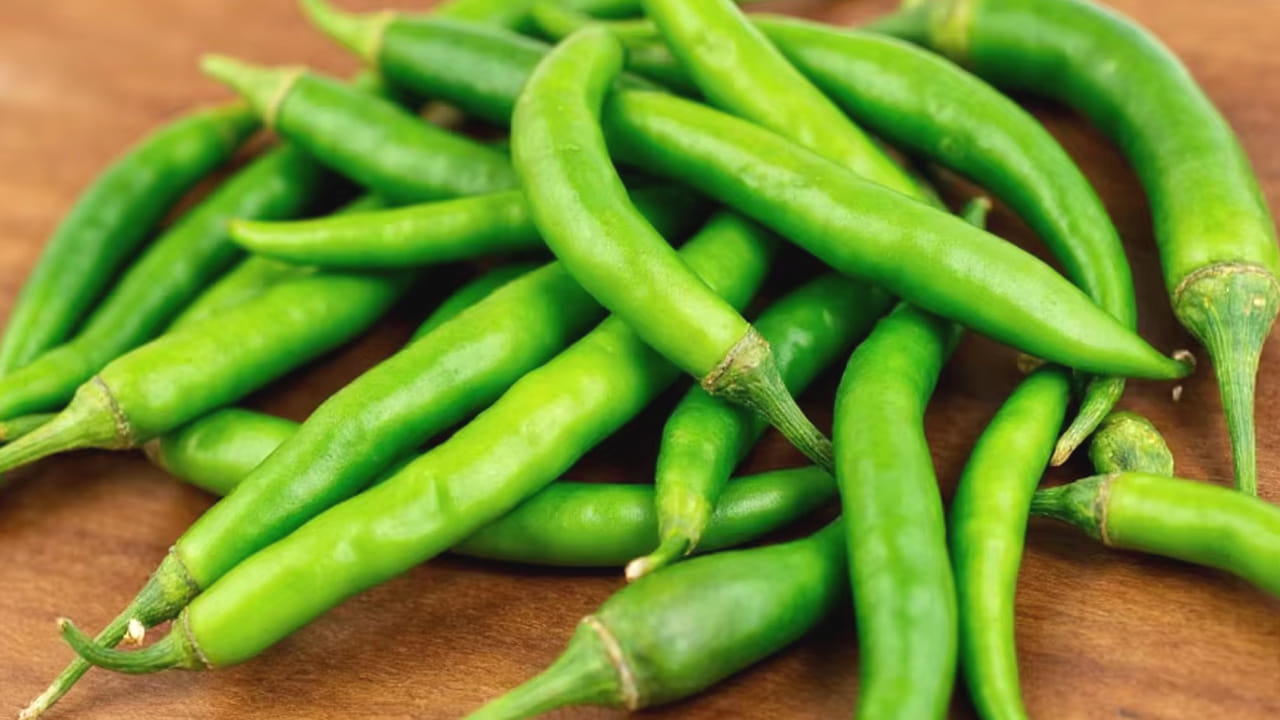 రేచీకటి: రేచీకటితో ఇబ్బంది పడేవారు మీరు మధ్యాహ్న భోజన సమయంలో  ఒక పచ్చి మిర్చిని తినండి. దీనిలో  విటమిన్ ఏ కంటి పని తీరును మెరుగుపరుస్తుంది. అలాగే, మన కళ్ళను ఆర్ ఆరోగ్యంగా ఉంచడానికి దోహదపడుతుంది. 
