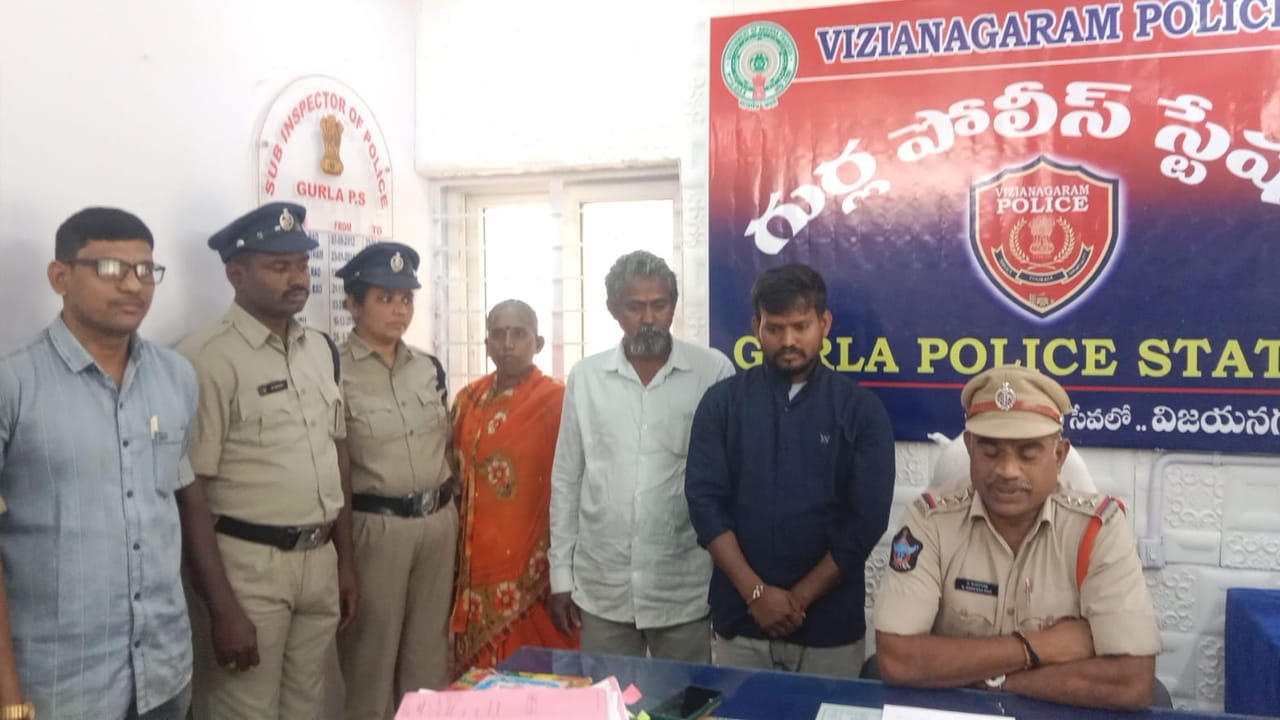 Andhra: మా కొడుకు జాడ చెప్పరూ అంటూ 8 ఏళ్లుగా పోలీస్ స్టేషన్‌కు తల్లిదండ్రులు.. చివరకు