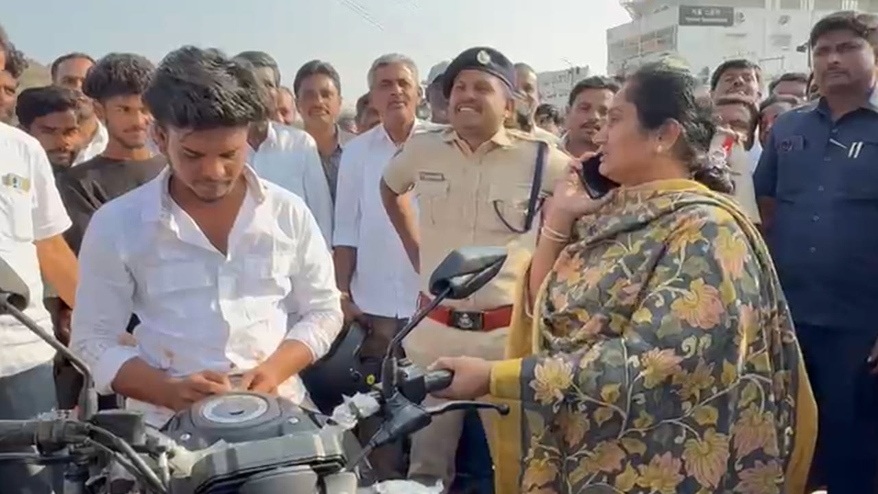 Andhra Pradesh: హెల్మెట్ లేకుండా బైక్పై వచ్చిన యువకుడు.. సడెన్గా మంత్రి ఆపి ఏం చేశారో తెలుసా..? వీడియో