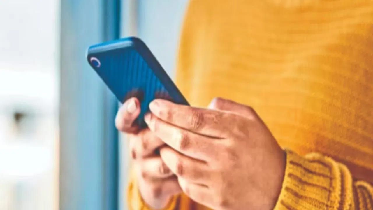 అనవసరమైన యుటిలిటీ యాప్లు: ఫ్లాష్లైట్, క్లీనర్, మరియు బూస్టర్ వంటి యాప్లు కూడా ఆందోళన కలిగిస్తాయి. నేడు చాలా స్మార్ట్ఫోన్లు ఫ్లాష్లైట్ అంతర్నిర్మితంగా వస్తాయి. అయినప్పటికీ చాలా మంది వినియోగదారులు అలాంటి యాప్లను విడిగా ఇన్స్టాల్ చేస్తారు. సాధారణ ఫ్లాష్లైట్ లేదా ఫోన్ క్లీనర్ యాప్కి స్థానం, స్టోరేజీ, ఇంటర్నెట్ యాక్సెస్ వంటి అనుమతులు ఎందుకు అవసరమో గందరగోళంగా ఉంది. ఈ యాప్లు ఫోన్ను క్లీనింగ్ ముందు వినియోగదారు అలవాట్లు, డేటాను ట్రాక్ చేయడంపై దృష్టి పెడతాయని నిపుణులు విశ్వసిస్తున్నారు.